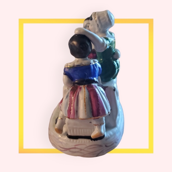 GERMAN PORCELAIN INKWELL "A TRIO OF CHILDREN AT PLAY" IN RARE PETITE SIZE - Picture 3 of 5